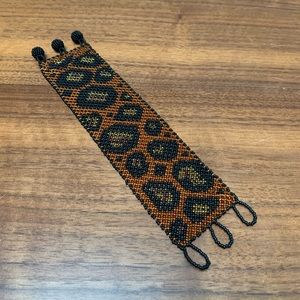 Leopard pattern hand beaded bracelet